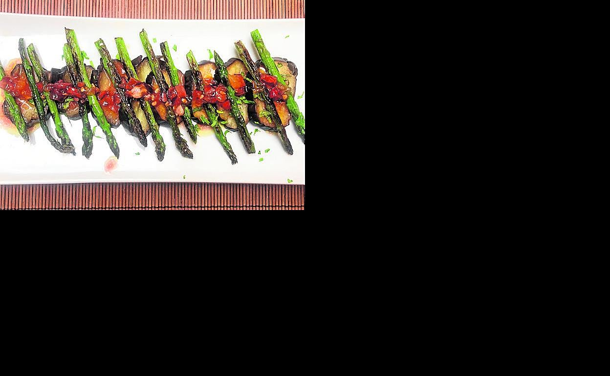 Berenjena asada con trigueros