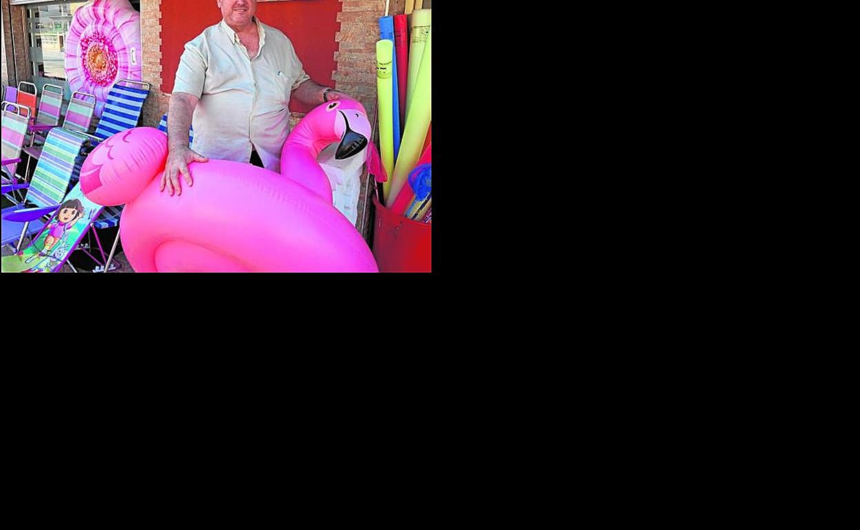 Eduardo Caravaca en el supermercado Bahía, en Puerto de Mazarrón. 