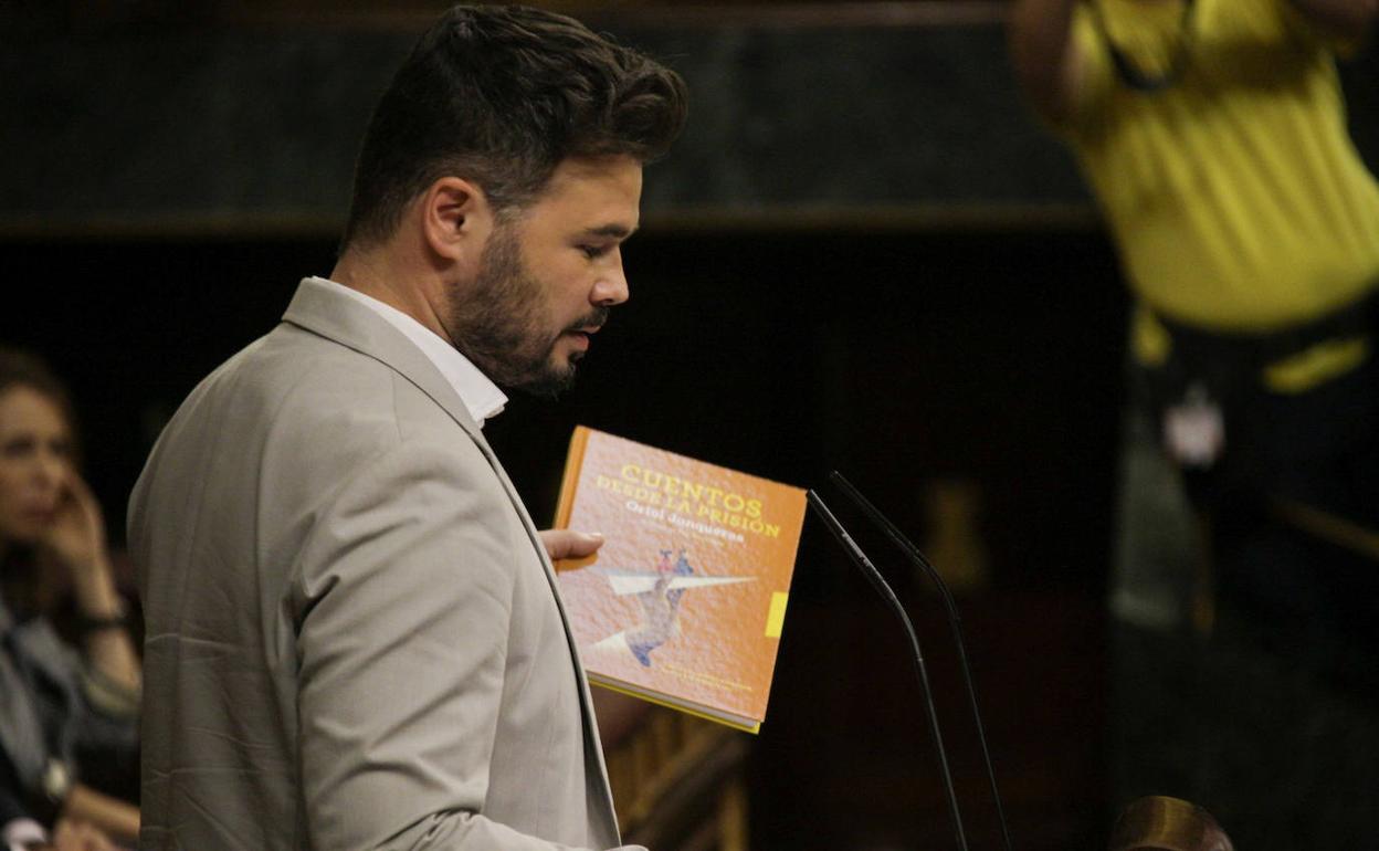 Gabriel Rufián sostiene el libro de cuentos escrito por Oriol Junqueras en prisión.