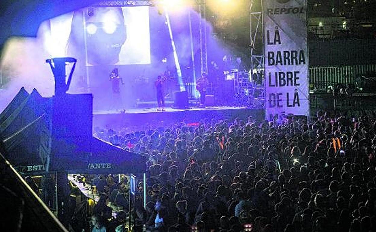 Trending Tropics en la Barra Libre de La Mar de Músicas en la explanada del Puerto. 