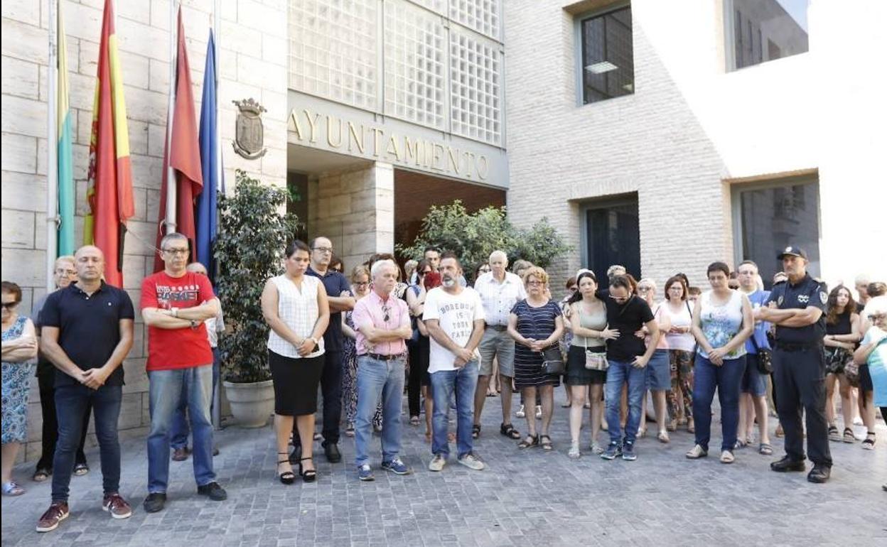 Concentración silenciosa en repulsa por el crimen, este viernes, en Beniel.