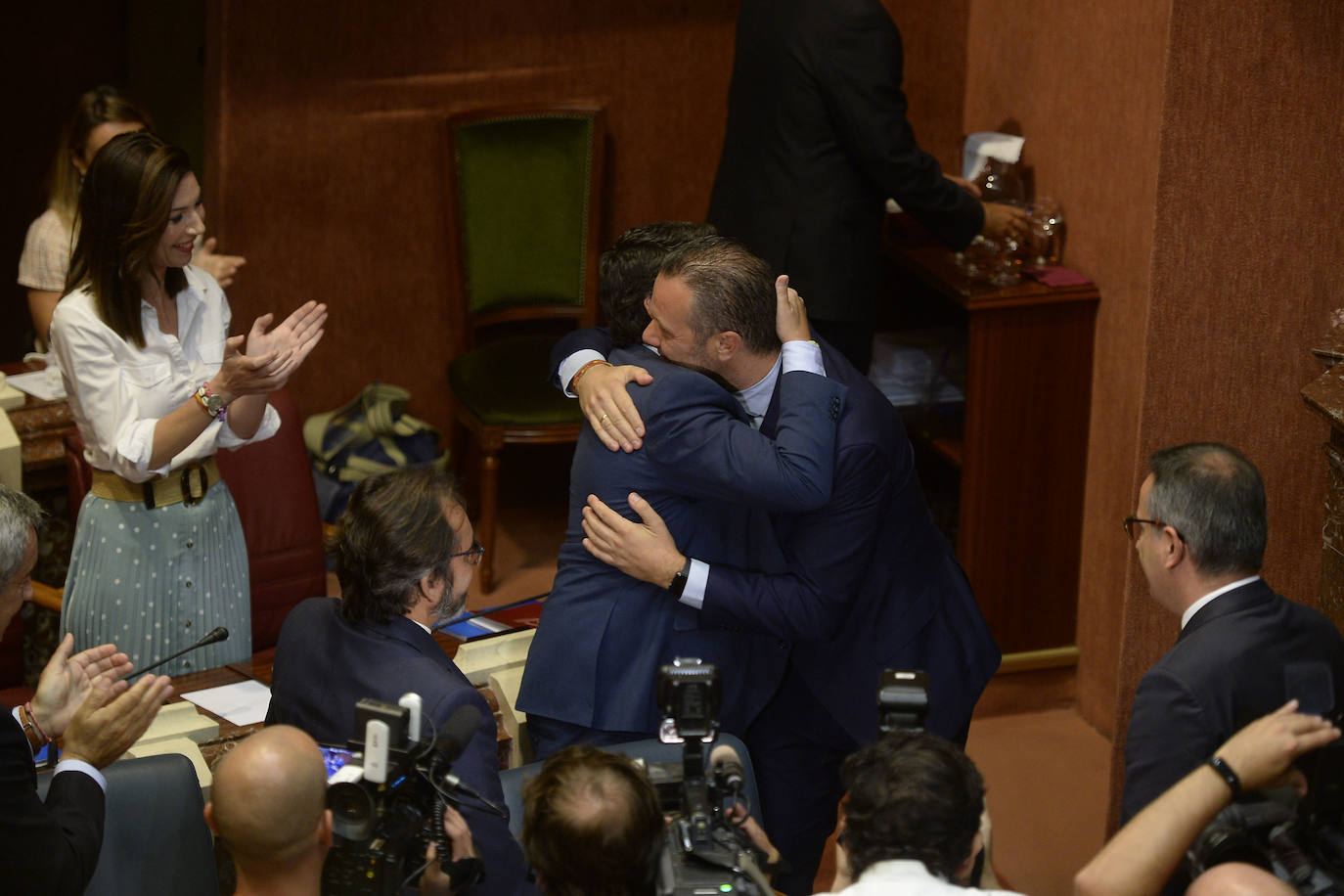 El candidato popular cierra, a la segunda, su elección como jefe del Ejecutivo regional, gracias al acuerdo programático cerrado la pasada semana con la formación naranja y el partido de Abascal