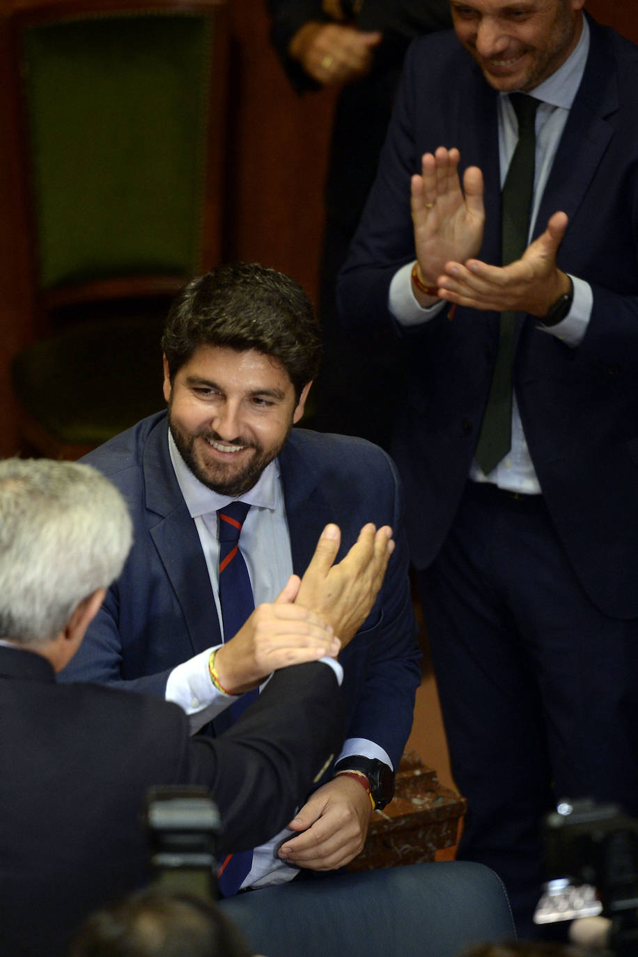El candidato popular cierra, a la segunda, su elección como jefe del Ejecutivo regional, gracias al acuerdo programático cerrado la pasada semana con la formación naranja y el partido de Abascal