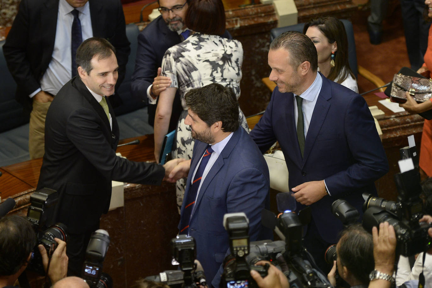 El candidato popular cierra, a la segunda, su elección como jefe del Ejecutivo regional, gracias al acuerdo programático cerrado la pasada semana con la formación naranja y el partido de Abascal