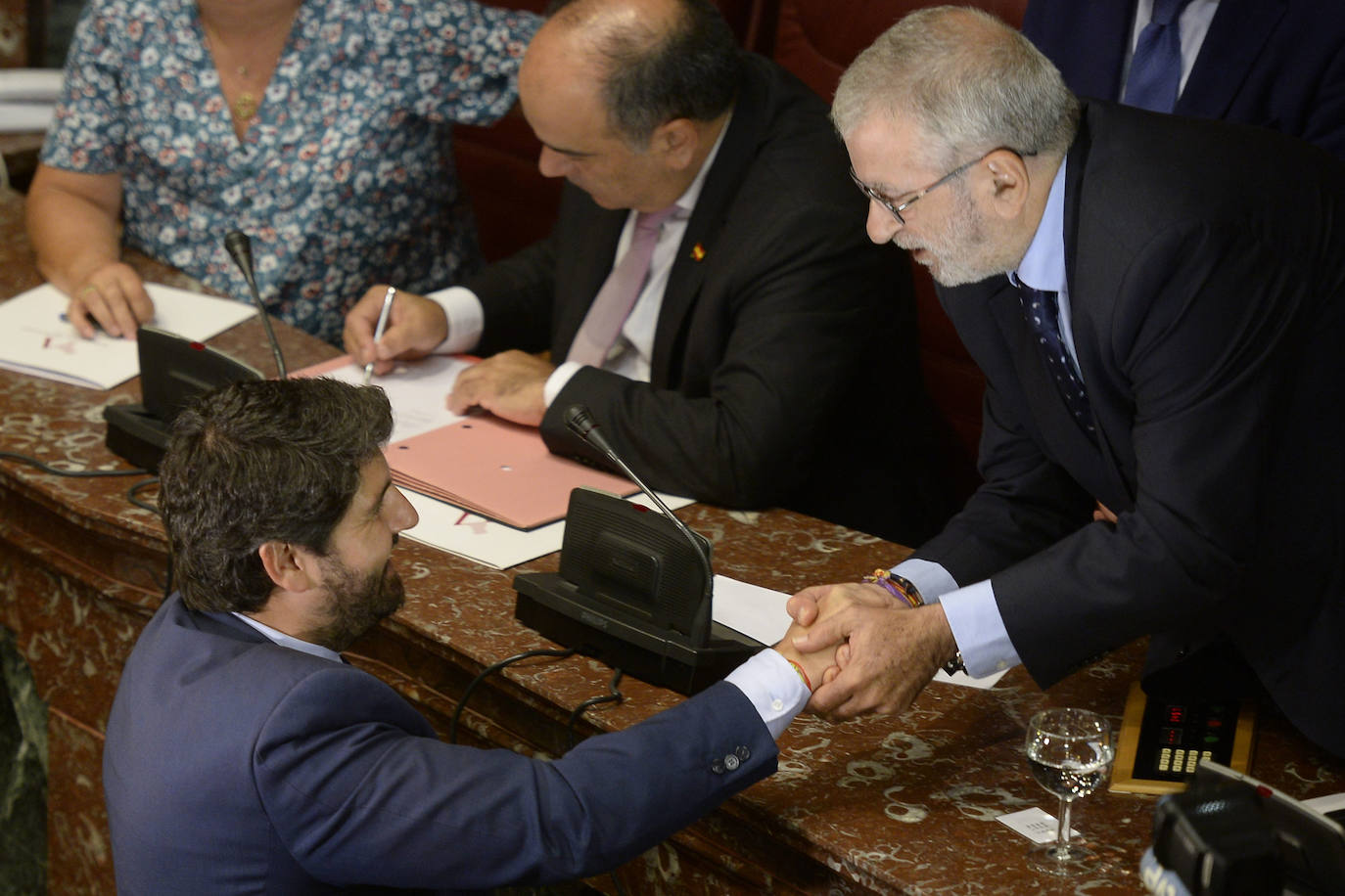 El candidato popular cierra, a la segunda, su elección como jefe del Ejecutivo regional, gracias al acuerdo programático cerrado la pasada semana con la formación naranja y el partido de Abascal