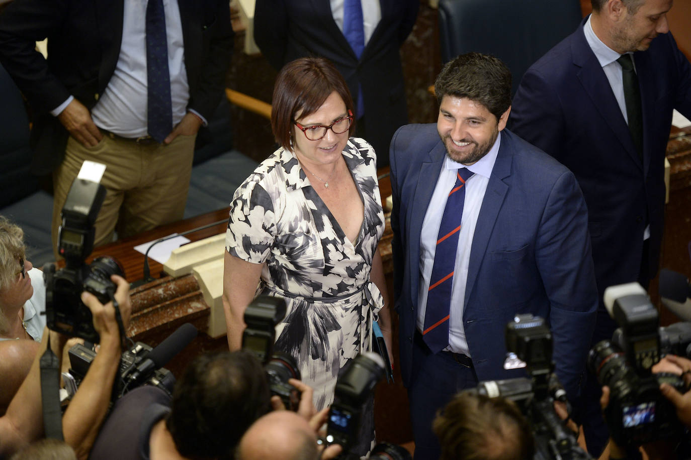 El candidato popular cierra, a la segunda, su elección como jefe del Ejecutivo regional, gracias al acuerdo programático cerrado la pasada semana con la formación naranja y el partido de Abascal