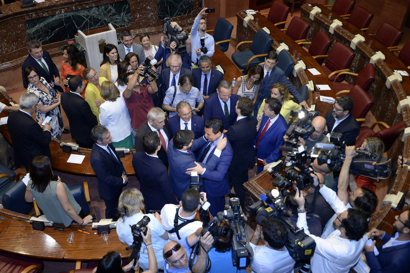 El candidato popular cierra, a la segunda, su elección como jefe del Ejecutivo regional, gracias al acuerdo programático cerrado la pasada semana con la formación naranja y el partido de Abascal