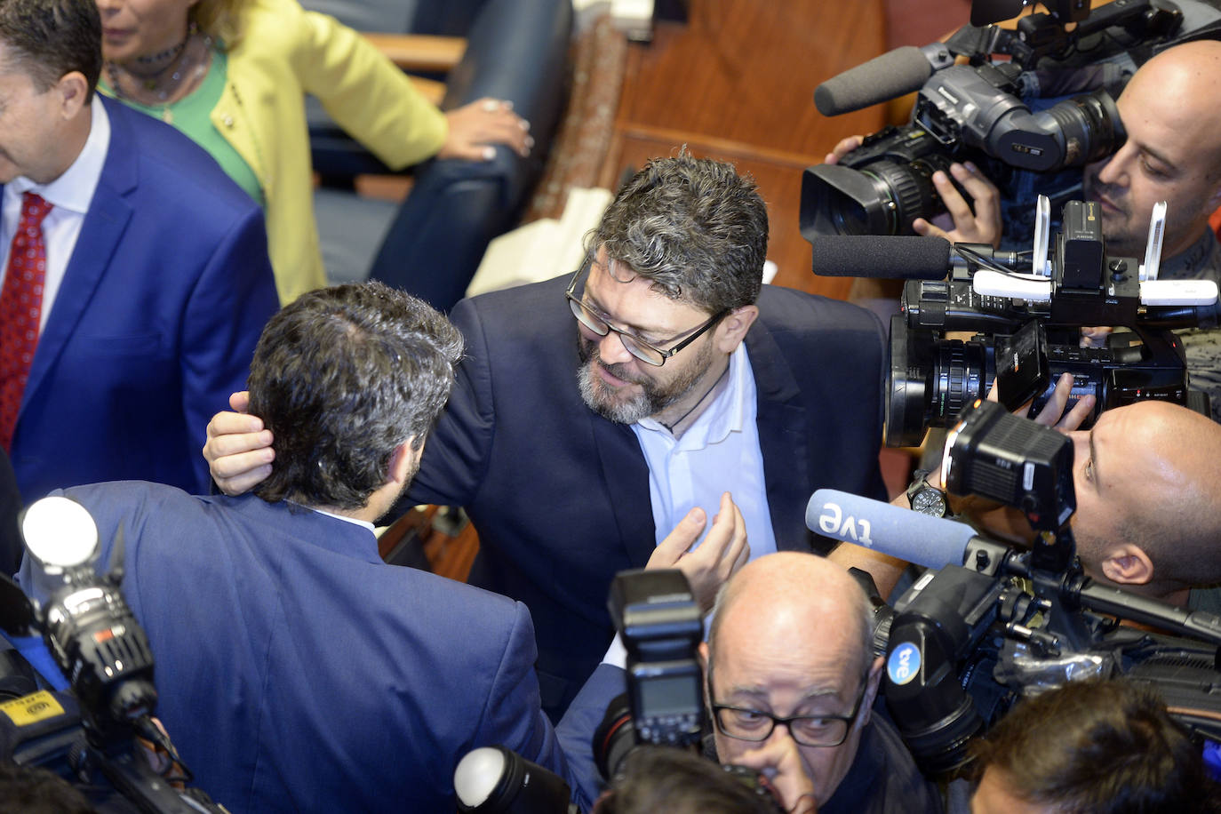 El candidato popular cierra, a la segunda, su elección como jefe del Ejecutivo regional, gracias al acuerdo programático cerrado la pasada semana con la formación naranja y el partido de Abascal