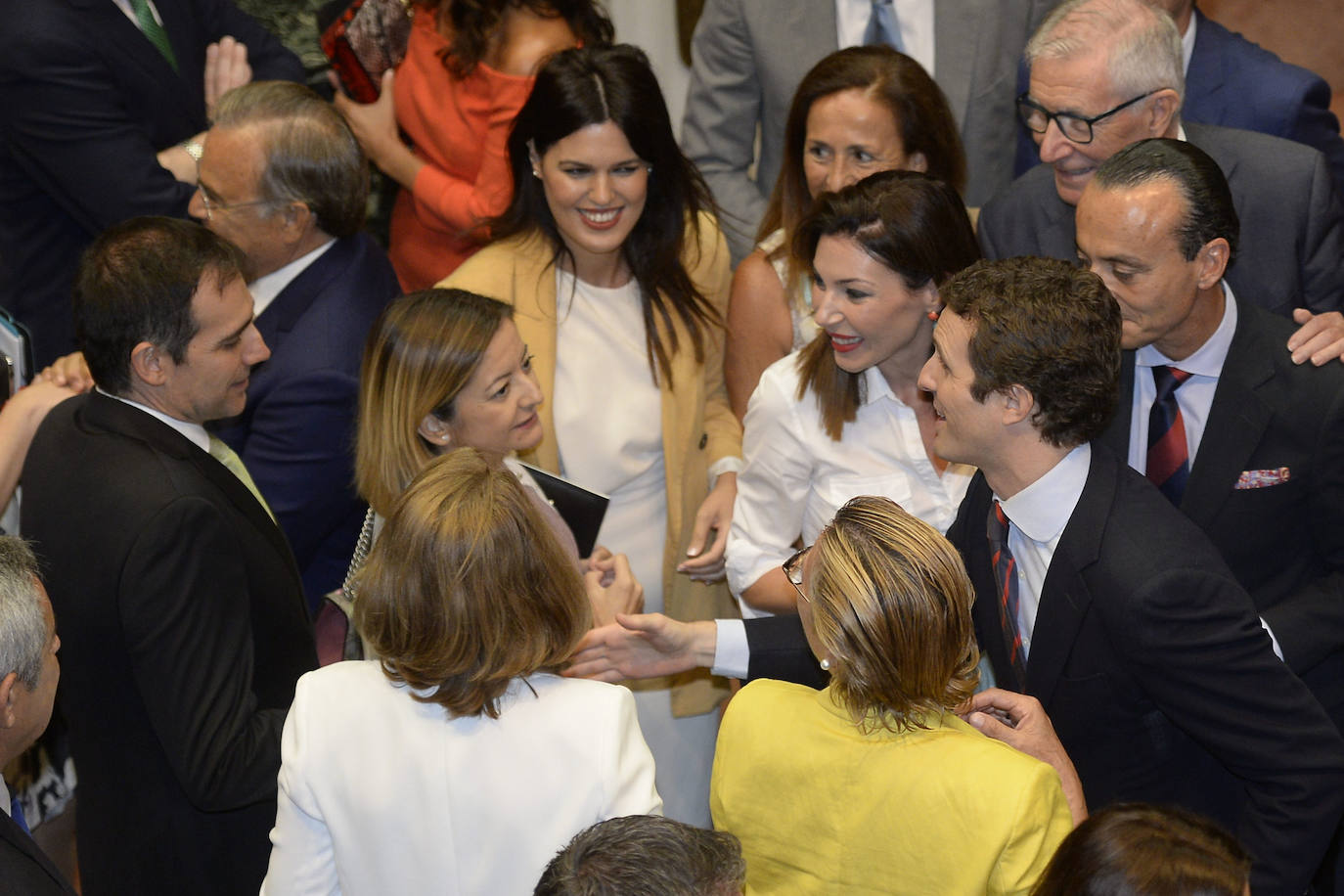 El candidato popular cierra, a la segunda, su elección como jefe del Ejecutivo regional, gracias al acuerdo programático cerrado la pasada semana con la formación naranja y el partido de Abascal