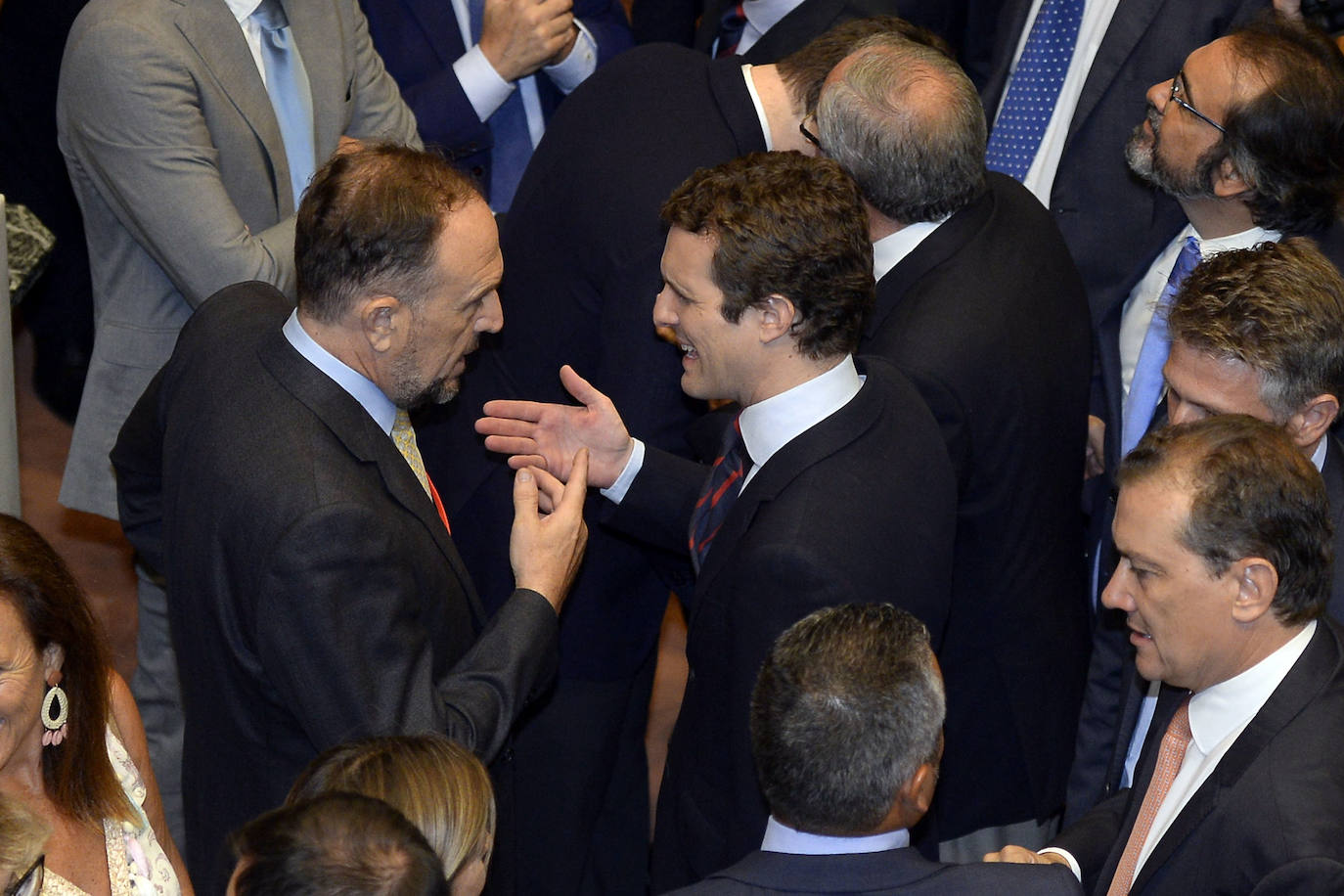 El candidato popular cierra, a la segunda, su elección como jefe del Ejecutivo regional, gracias al acuerdo programático cerrado la pasada semana con la formación naranja y el partido de Abascal