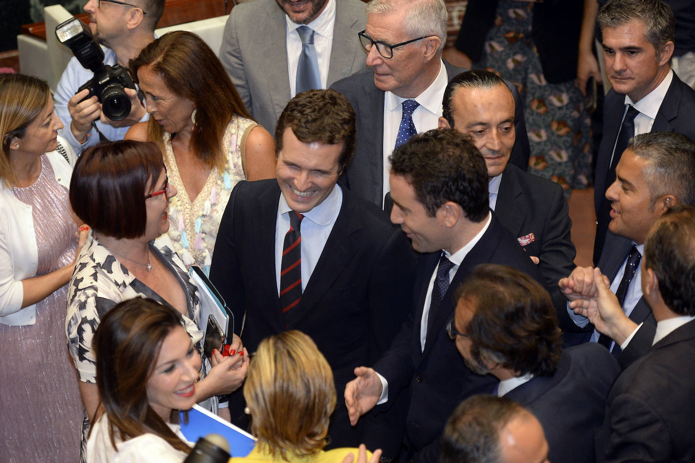 El candidato popular cierra, a la segunda, su elección como jefe del Ejecutivo regional, gracias al acuerdo programático cerrado la pasada semana con la formación naranja y el partido de Abascal