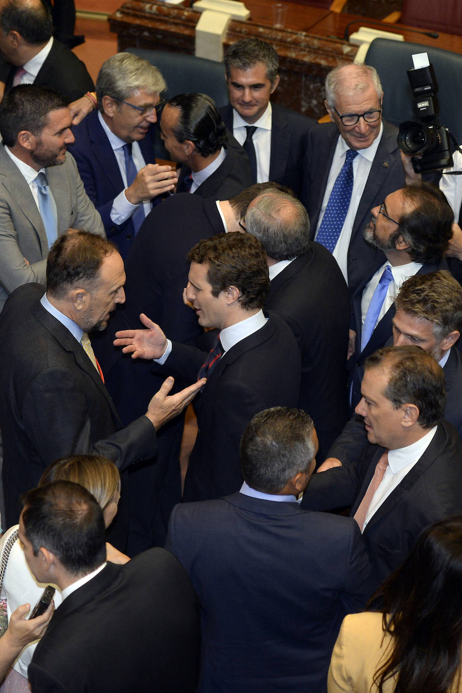 El candidato popular cierra, a la segunda, su elección como jefe del Ejecutivo regional, gracias al acuerdo programático cerrado la pasada semana con la formación naranja y el partido de Abascal