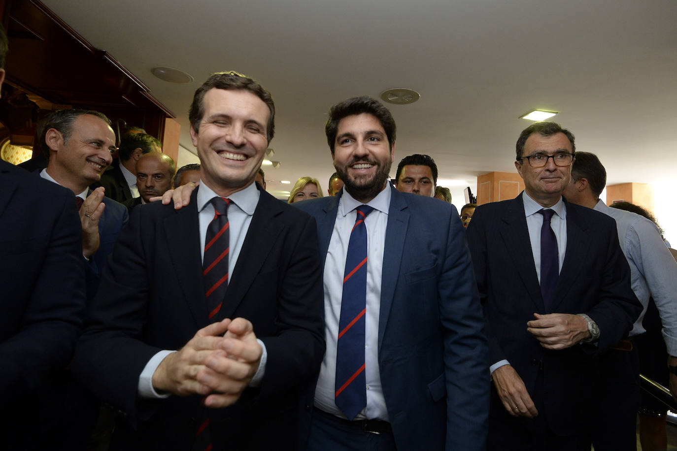 El candidato popular cierra, a la segunda, su elección como jefe del Ejecutivo regional, gracias al acuerdo programático cerrado la pasada semana con la formación naranja y el partido de Abascal