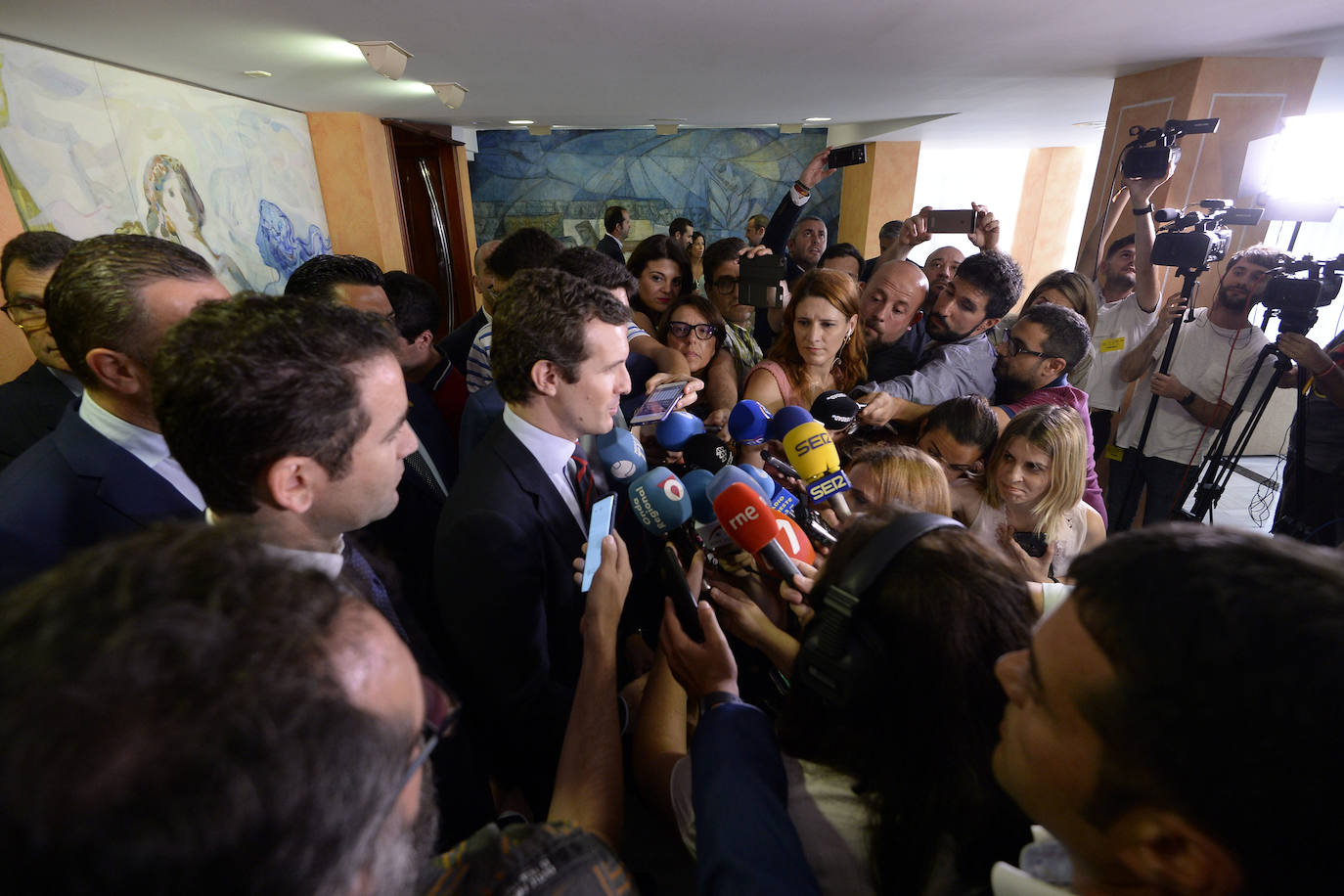 El candidato popular cierra, a la segunda, su elección como jefe del Ejecutivo regional, gracias al acuerdo programático cerrado la pasada semana con la formación naranja y el partido de Abascal