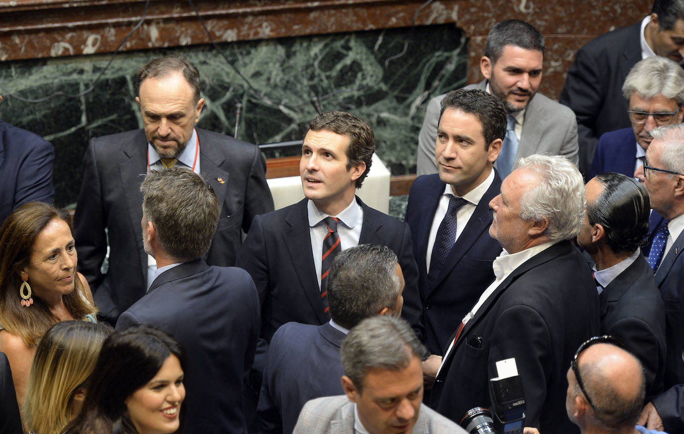 El candidato popular cierra, a la segunda, su elección como jefe del Ejecutivo regional, gracias al acuerdo programático cerrado la pasada semana con la formación naranja y el partido de Abascal