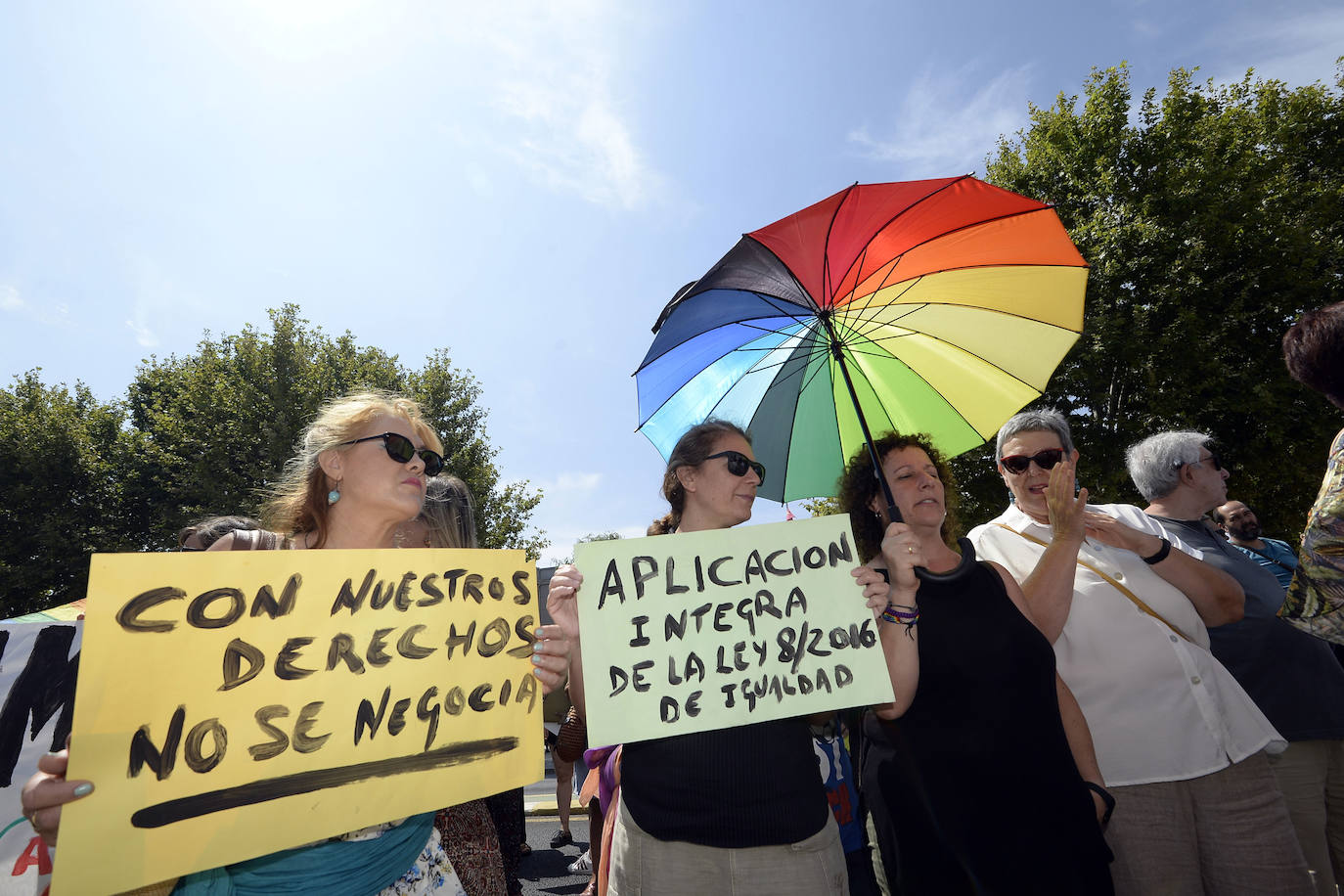 El candidato popular cierra, a la segunda, su elección como jefe del Ejecutivo regional, gracias al acuerdo programático cerrado la pasada semana con la formación naranja y el partido de Abascal