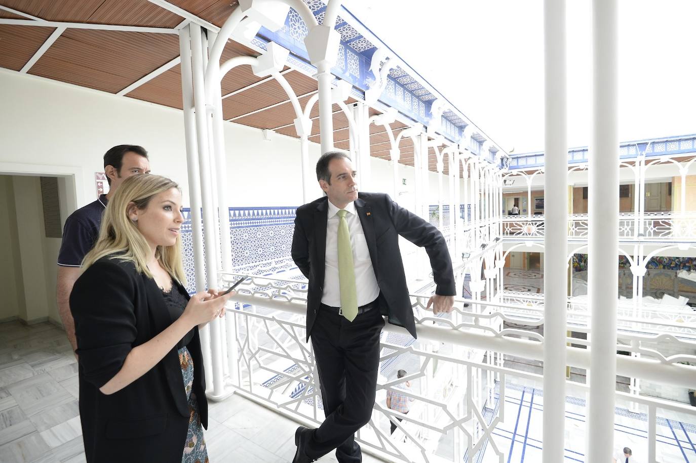 El candidato popular cierra, a la segunda, su elección como jefe del Ejecutivo regional, gracias al acuerdo programático cerrado la pasada semana con la formación naranja y el partido de Abascal