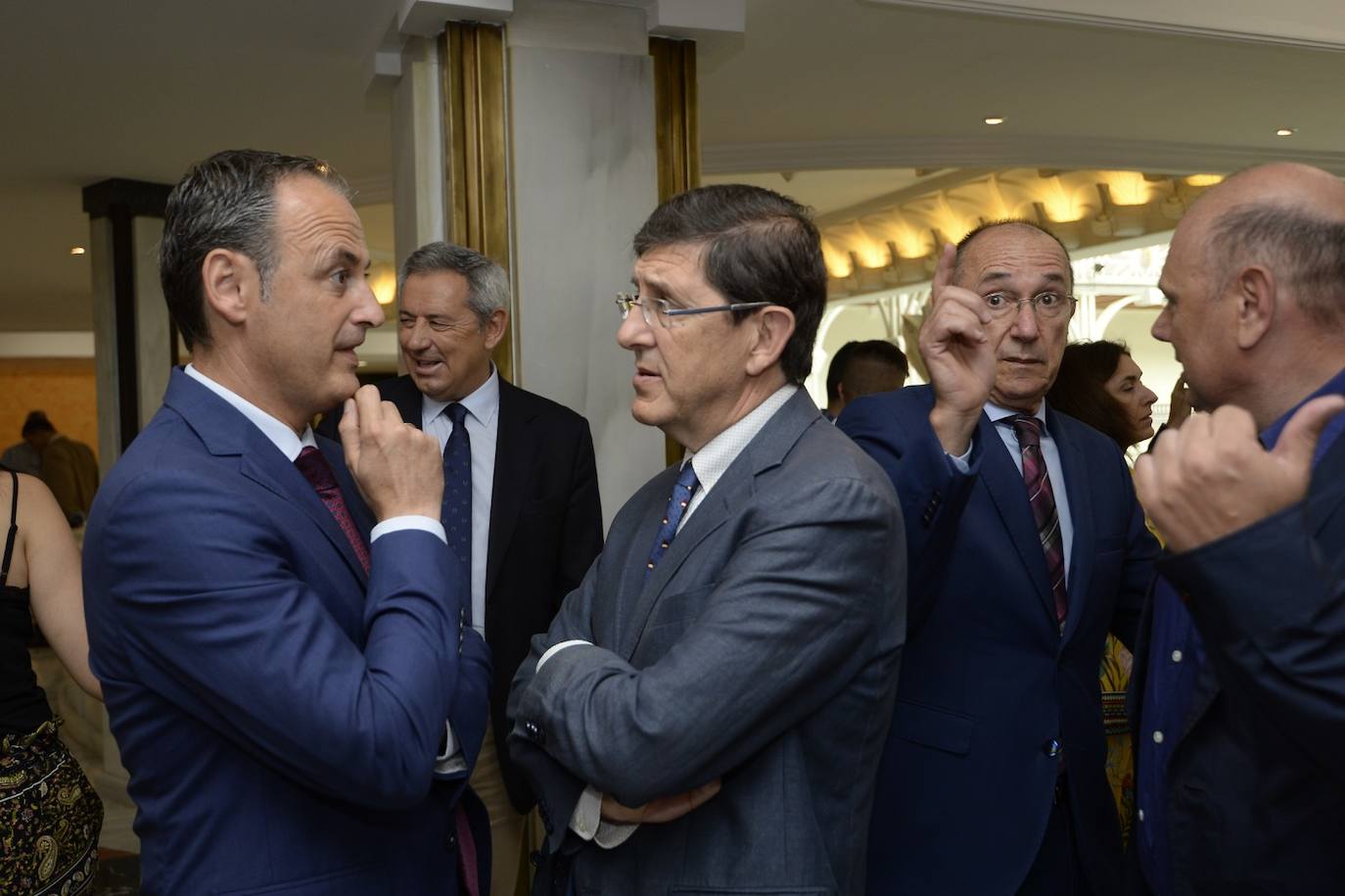 El candidato popular cierra, a la segunda, su elección como jefe del Ejecutivo regional, gracias al acuerdo programático cerrado la pasada semana con la formación naranja y el partido de Abascal