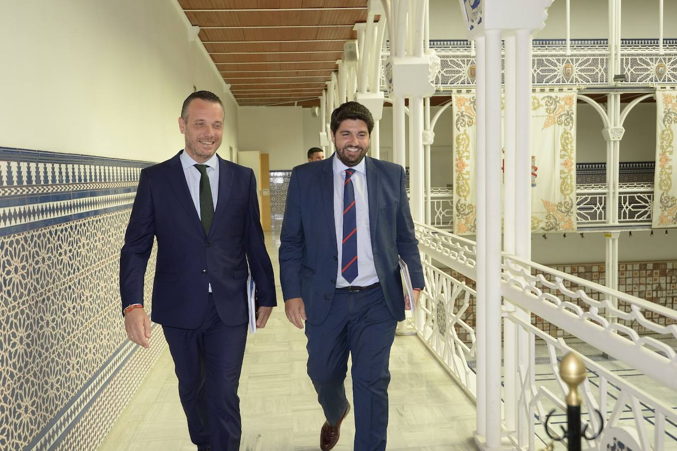 El candidato popular cierra, a la segunda, su elección como jefe del Ejecutivo regional, gracias al acuerdo programático cerrado la pasada semana con la formación naranja y el partido de Abascal