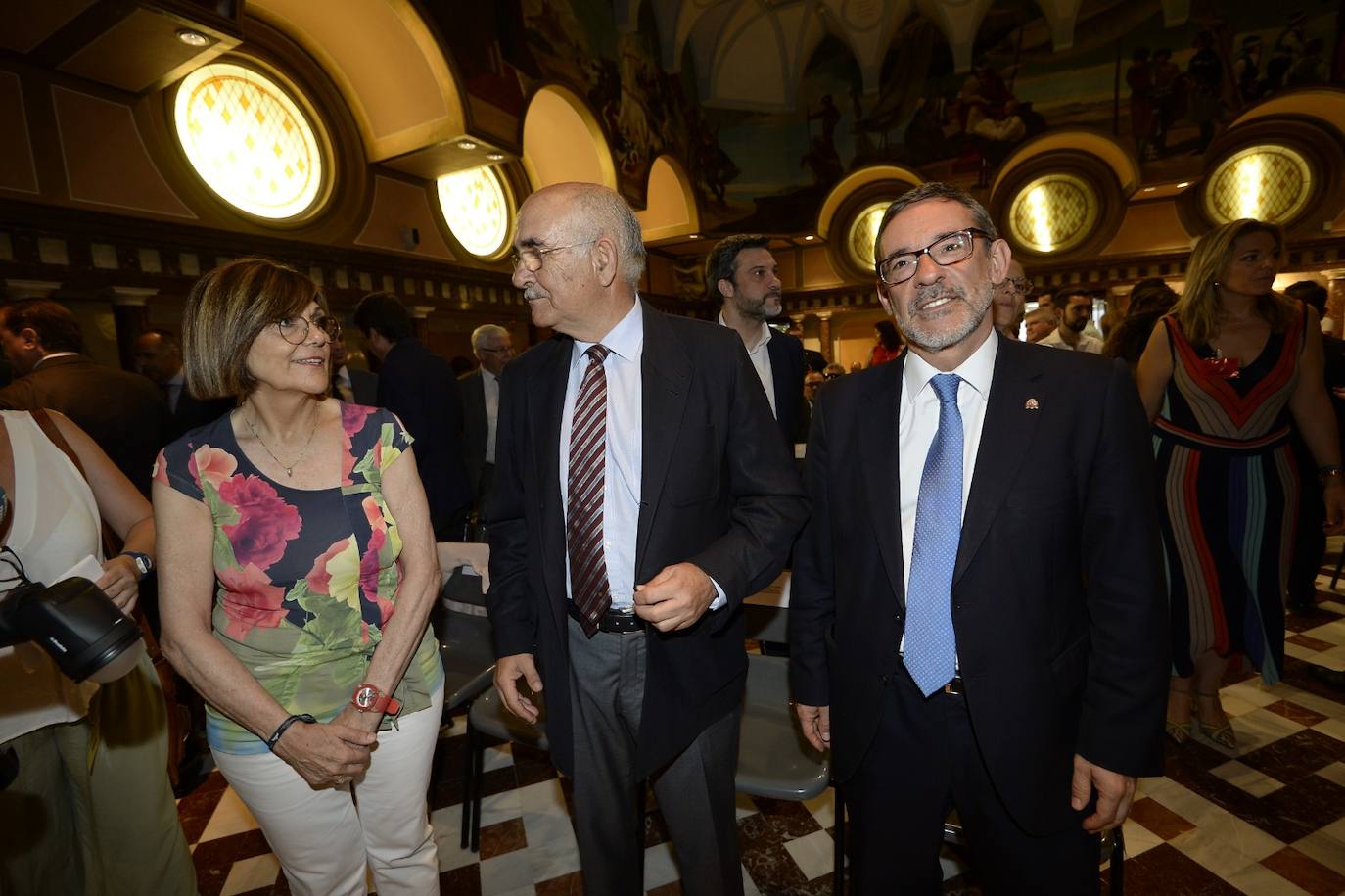 El candidato popular cierra, a la segunda, su elección como jefe del Ejecutivo regional, gracias al acuerdo programático cerrado la pasada semana con la formación naranja y el partido de Abascal