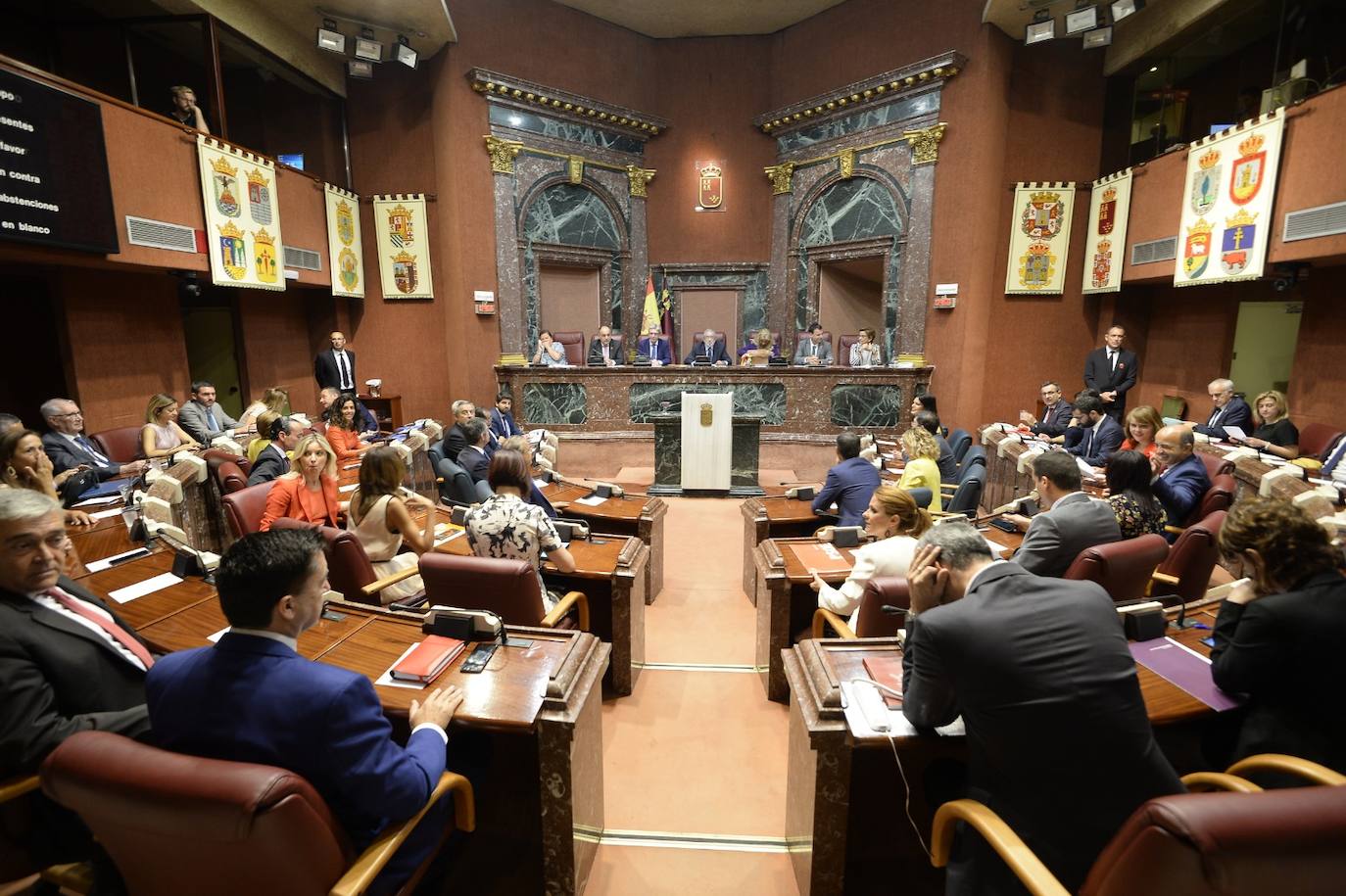 El candidato popular cierra, a la segunda, su elección como jefe del Ejecutivo regional, gracias al acuerdo programático cerrado la pasada semana con la formación naranja y el partido de Abascal