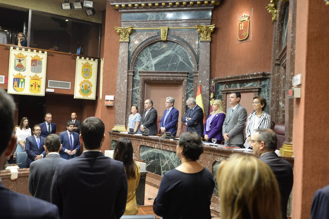 El candidato popular cierra, a la segunda, su elección como jefe del Ejecutivo regional, gracias al acuerdo programático cerrado la pasada semana con la formación naranja y el partido de Abascal