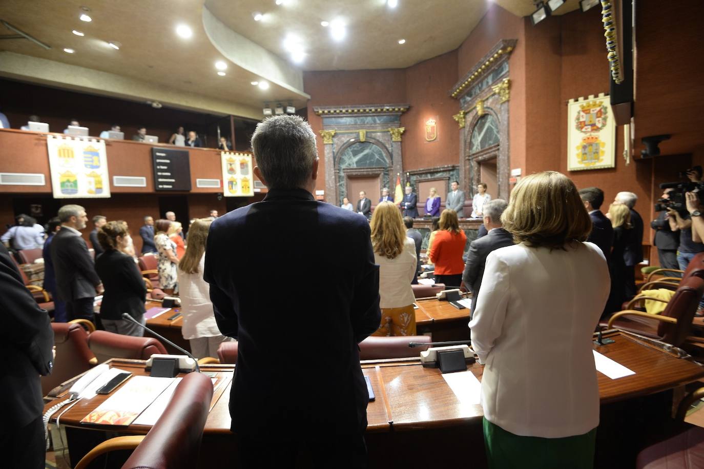 El candidato popular cierra, a la segunda, su elección como jefe del Ejecutivo regional, gracias al acuerdo programático cerrado la pasada semana con la formación naranja y el partido de Abascal