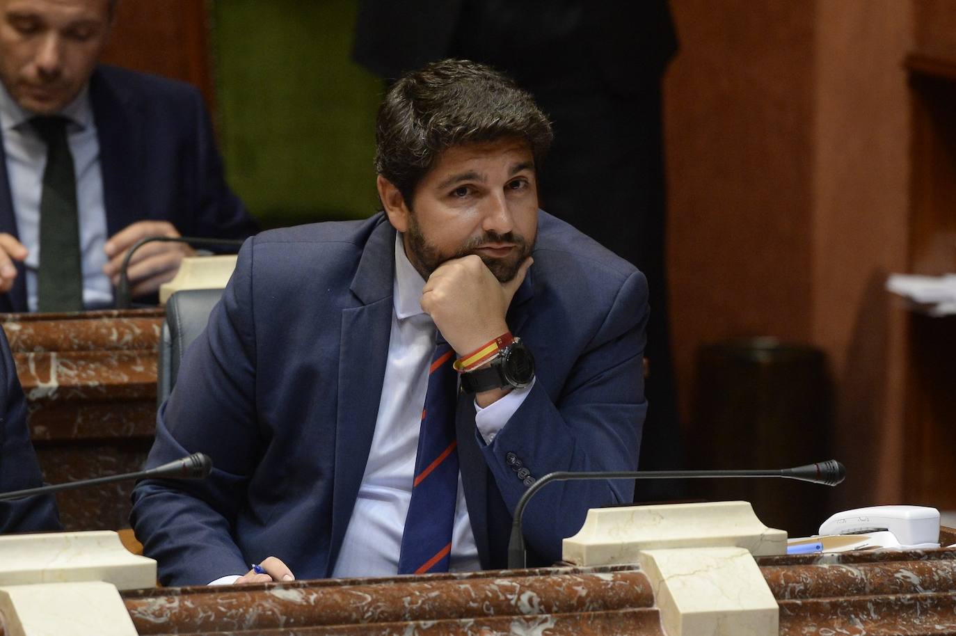 El candidato popular cierra, a la segunda, su elección como jefe del Ejecutivo regional, gracias al acuerdo programático cerrado la pasada semana con la formación naranja y el partido de Abascal