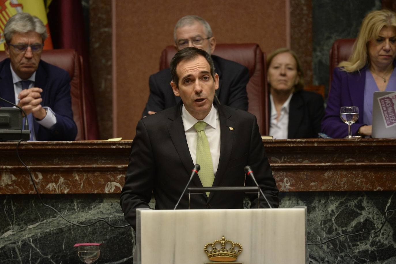 El candidato popular cierra, a la segunda, su elección como jefe del Ejecutivo regional, gracias al acuerdo programático cerrado la pasada semana con la formación naranja y el partido de Abascal