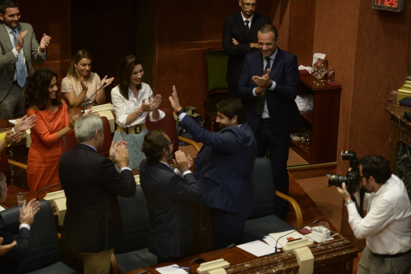 El candidato popular cierra, a la segunda, su elección como jefe del Ejecutivo regional, gracias al acuerdo programático cerrado la pasada semana con la formación naranja y el partido de Abascal