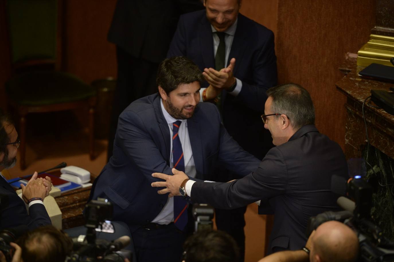 El candidato popular cierra, a la segunda, su elección como jefe del Ejecutivo regional, gracias al acuerdo programático cerrado la pasada semana con la formación naranja y el partido de Abascal