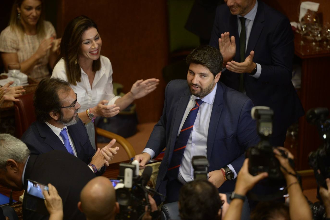 El candidato popular cierra, a la segunda, su elección como jefe del Ejecutivo regional, gracias al acuerdo programático cerrado la pasada semana con la formación naranja y el partido de Abascal