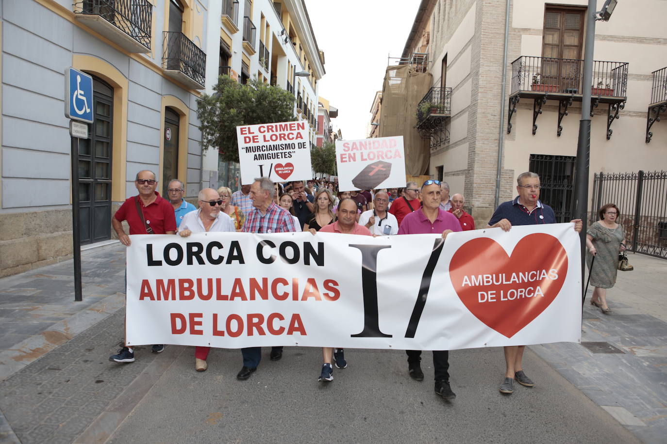 Medio millar de personas se suman a la protesta convocada por la Federación de Vecinos, entre ellas representantes de todos los partidos