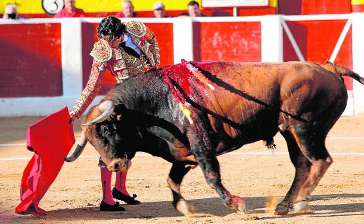 Curro Díaz, ayer en Calasparra, durante la faena que le valió salir a hombros de la plaza. 