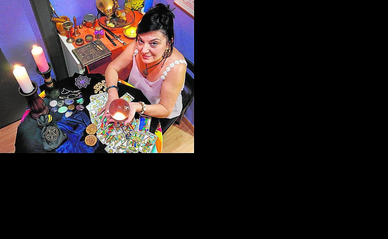 María Isabel Noguera, con la bola de cristal en la que ve el pasado y el futuro. 