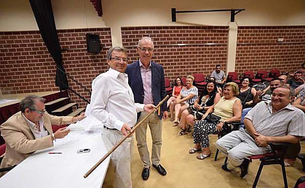 Galería. El presidente de la Junta Vecinal de Puebla de Soto recibe el bastón de mando de manos del edil Antonio Navarro. 