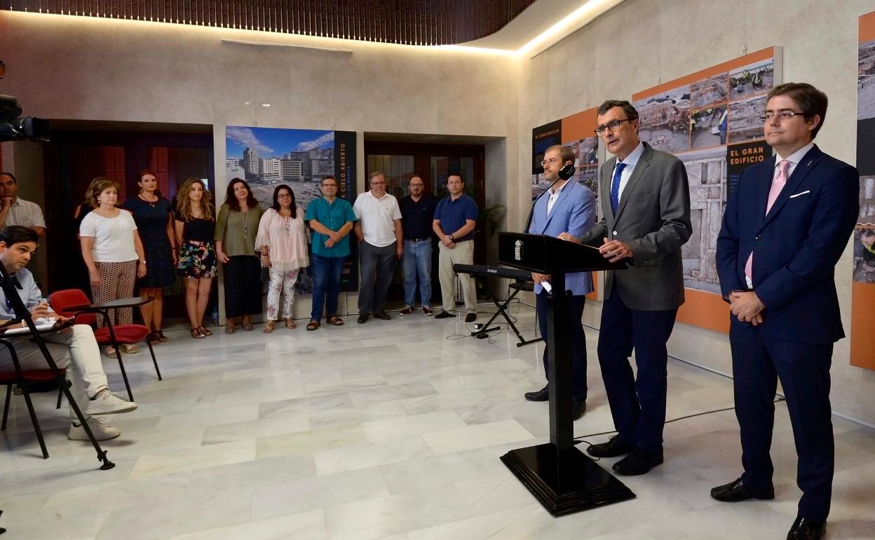El alcalde de Murcia, José Ballesta, informa, en una rueda de prensa, de la identidad de los pregoneros de la Feria de Septiembre de 2019.