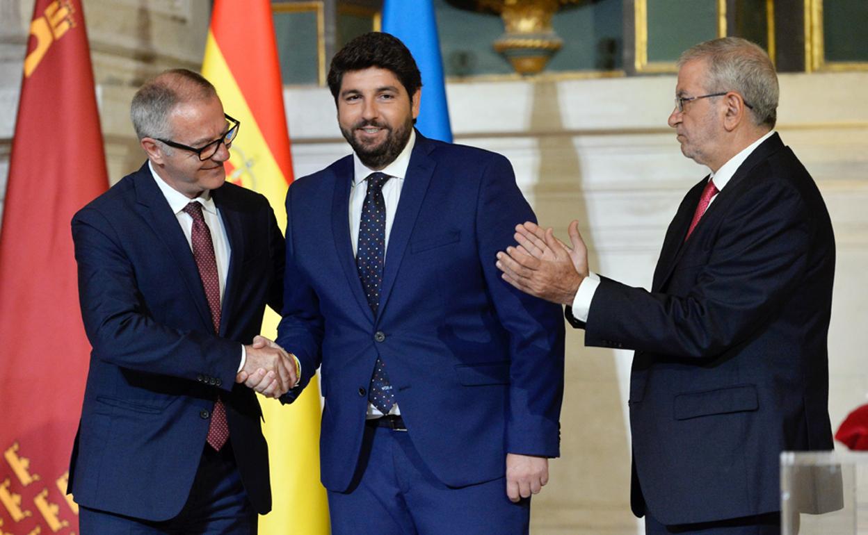 El ministro José Guirao felicita a López Miras, ayer, en presencia del presidente de la Asamblea, Alberto Castillo. 