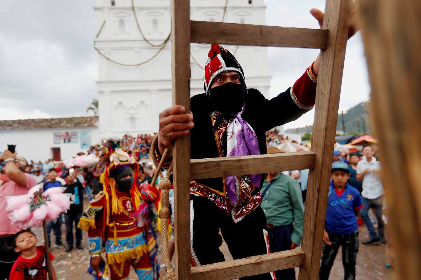 Bailarines participan en la danza «Caxuxa» durante la Feria de Cubulco, Baja Verapaz (Guatemala). El municipio indígena de Cubulco celebró su feria en honor a Santiago Apóstol con danzas tradicionales.