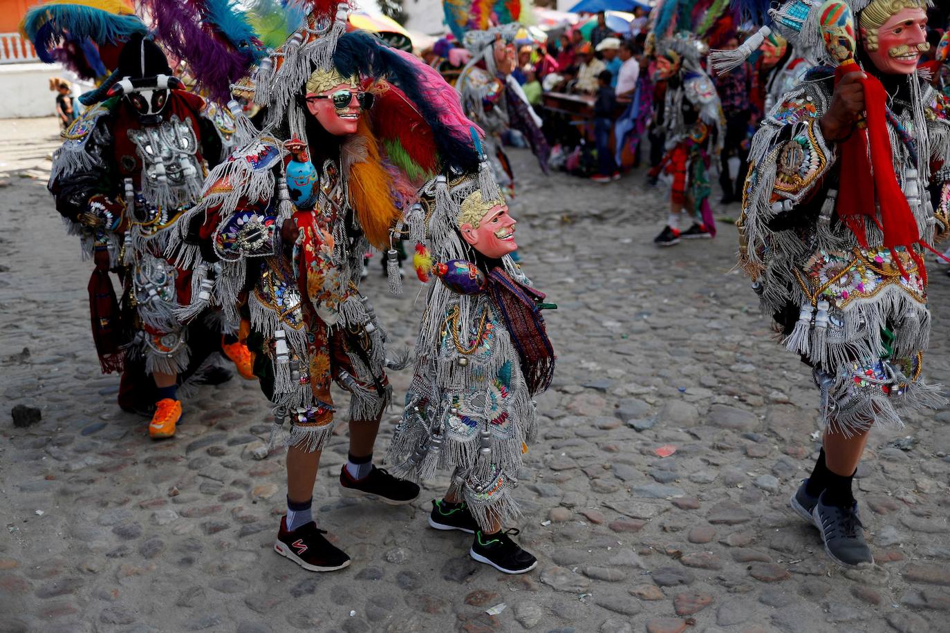 Bailarines participan en la danza «Caxuxa» durante la Feria de Cubulco, Baja Verapaz (Guatemala). El municipio indígena de Cubulco celebró su feria en honor a Santiago Apóstol con danzas tradicionales.