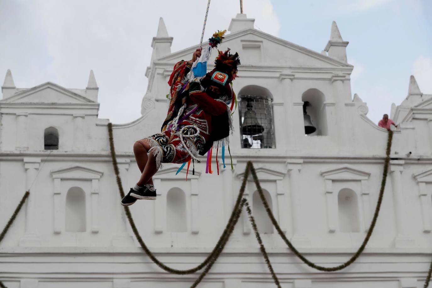 Bailarines participan en la danza «Caxuxa» durante la Feria de Cubulco, Baja Verapaz (Guatemala). El municipio indígena de Cubulco celebró su feria en honor a Santiago Apóstol con danzas tradicionales.