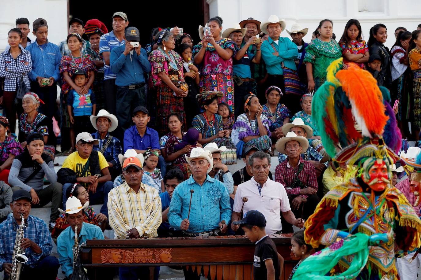 Bailarines participan en la danza «Caxuxa» durante la Feria de Cubulco, Baja Verapaz (Guatemala). El municipio indígena de Cubulco celebró su feria en honor a Santiago Apóstol con danzas tradicionales.