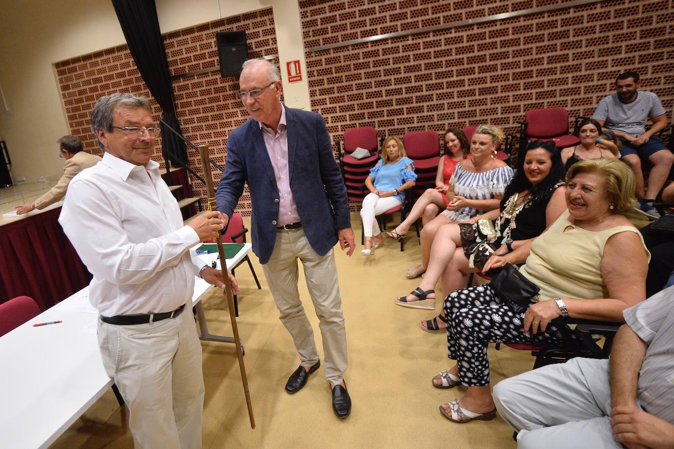 El presidente de la Junta Vecinal de Puebla de Soto recibió el bastón de mando de manos del edil Antonio Navarro.