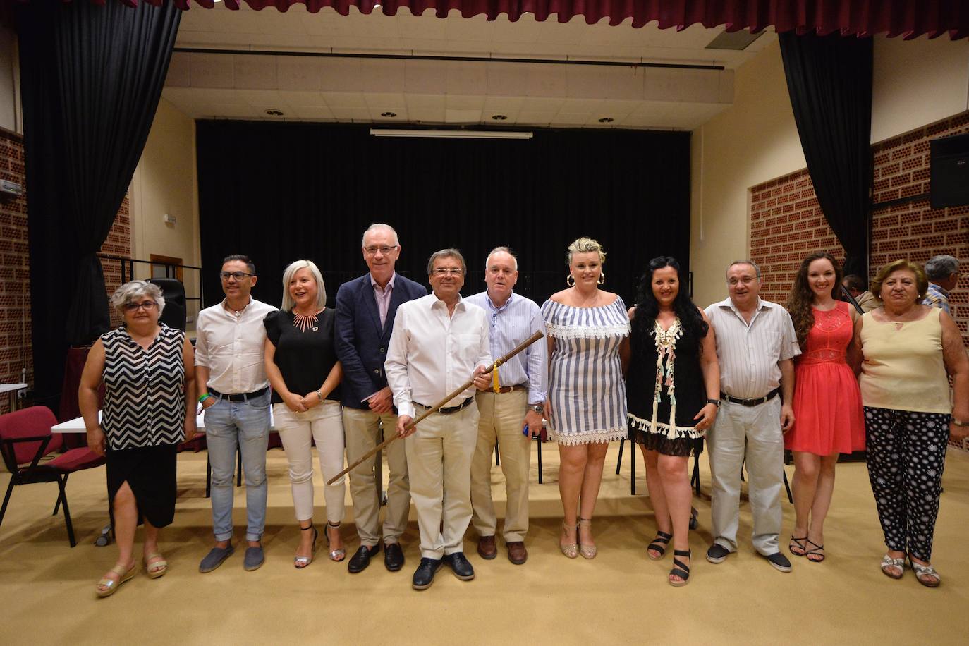 El presidente de la Junta Vecinal de Puebla de Soto recibió el bastón de mando de manos del edil Antonio Navarro.