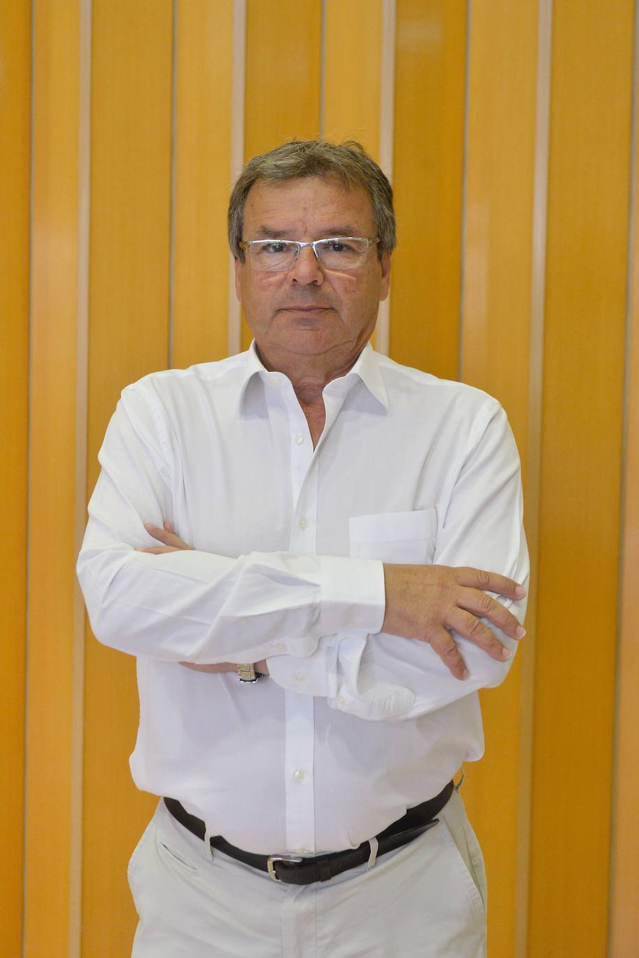 El presidente de la Junta Vecinal de Puebla de Soto recibió el bastón de mando de manos del edil Antonio Navarro.