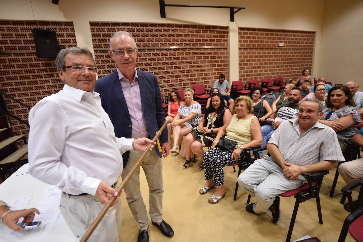 El presidente de la Junta Vecinal de Puebla de Soto recibió el bastón de mando de manos del edil Antonio Navarro.
