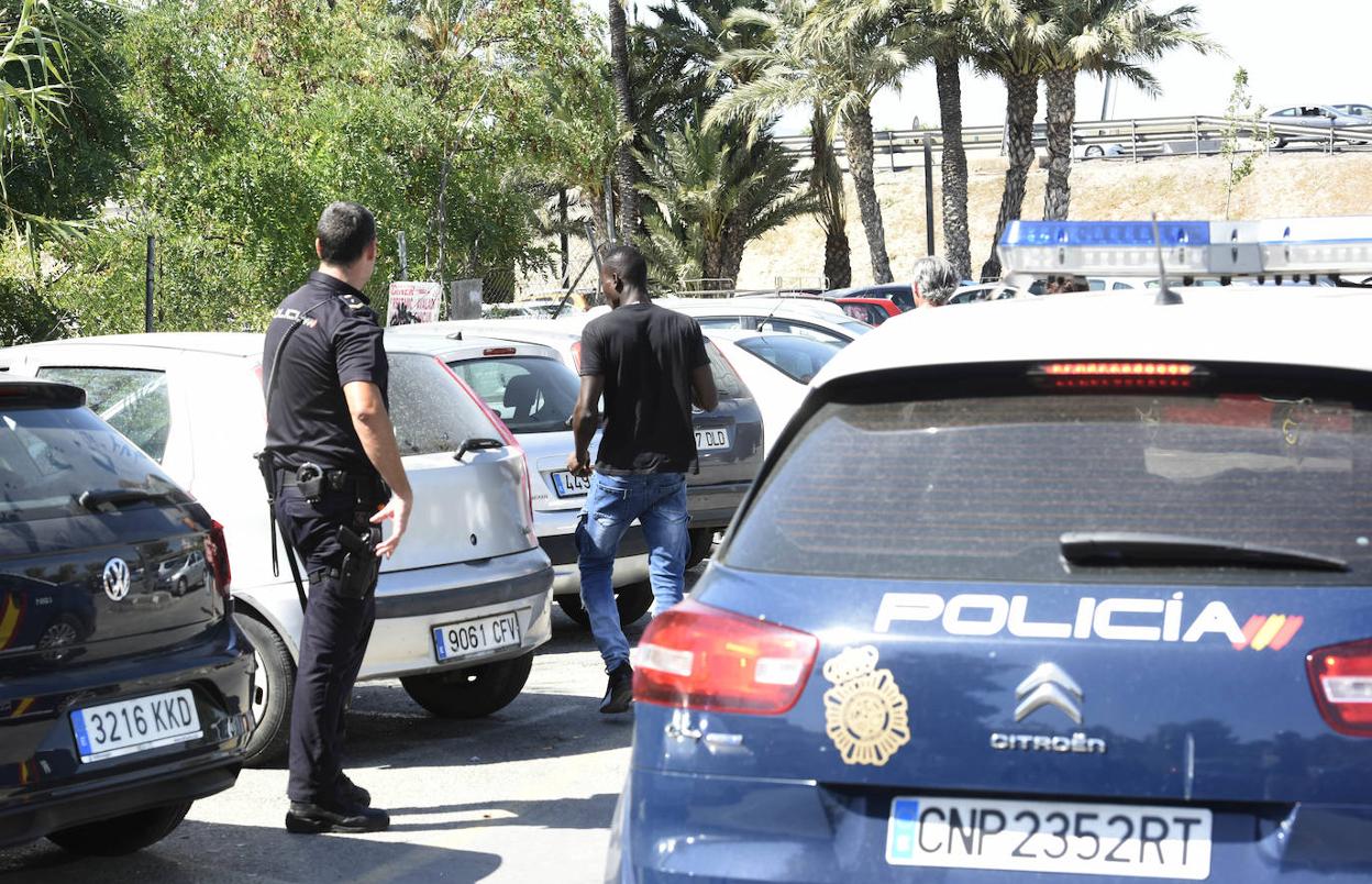 Un gorrilla, controlado ayer por un policía, que en virtud de una próxima ordenanza podría intervenir todo el dinero que obtengan con esa actividad.