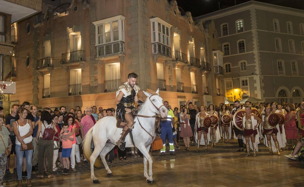 Imagen de archivo de Adrúbal, a caballo, frente al Museo del Teatro Romano y entre los espectadores.