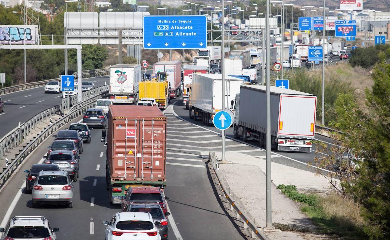 Tráfico denso a la altura del nudo de Espinardo, en una fotografía de archivo.