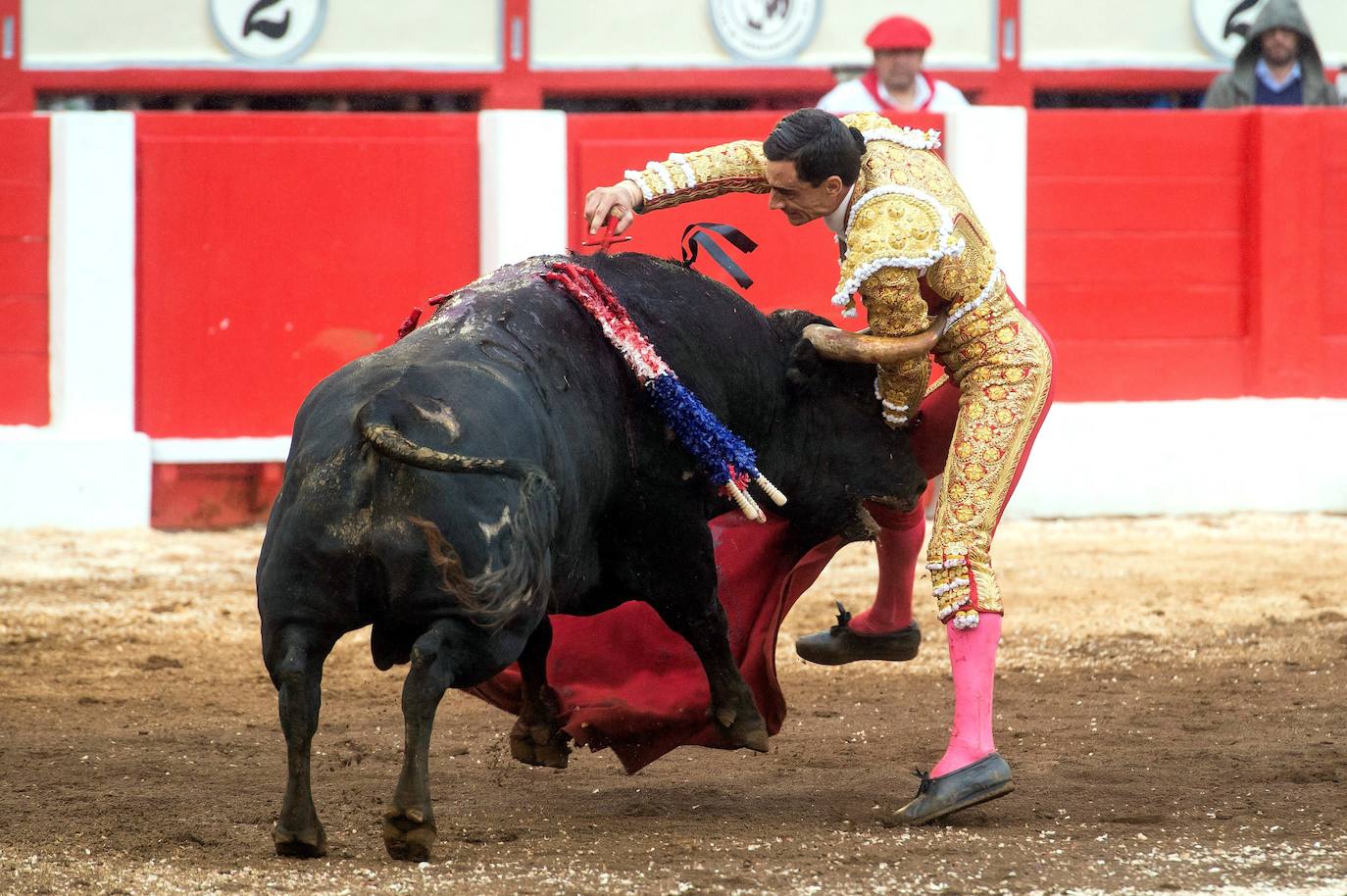 El diestro Paco Ureña durante el festejo taurino celebrado en el último día de la Feria de Santiago, en la que compartió cartel con Morante de la Puebla y Antonio Ferrera, con toros de la ganadería Jandilla.
